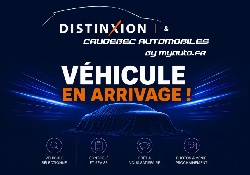 Silhouette d'une Ford Focus SW 2024 noire sous une housse, vue de profil dans un éclairage bleu sombre.