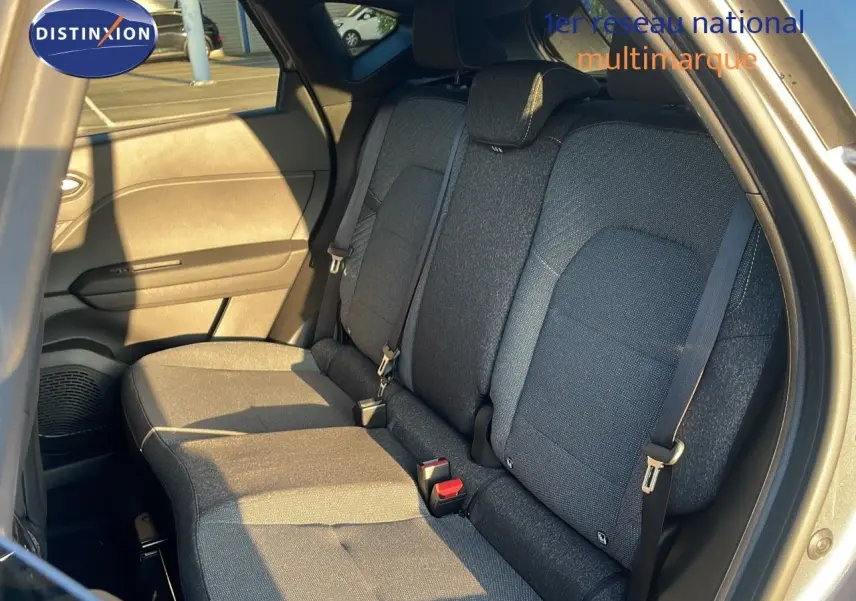 Vue intérieure arrière du Renault Captur gris cassiopée, mettant en valeur les sièges arrière en tissu gris foncé.