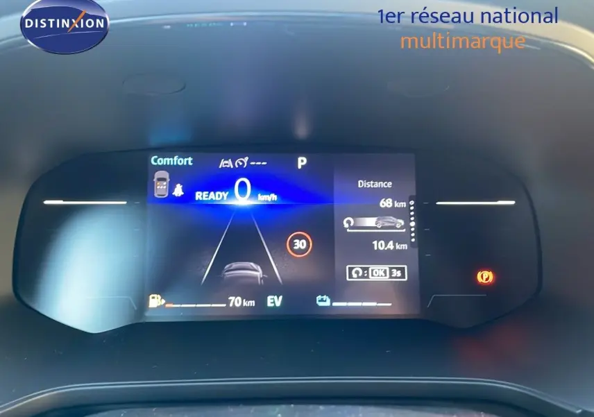 Affichage numérique du tableau de bord du Renault Captur E-Tech Hybrid 2025 montrant la vitesse à 0 km/h et l'autonomie électrique.