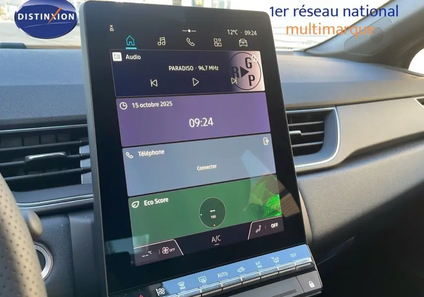 Écran tactile central du tableau de bord du Renault Captur E-Tech Hybrid 2025, ambiance intérieure moderne.