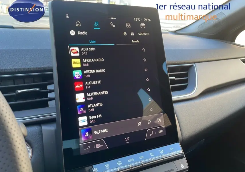 Vue intérieure centrée sur l'écran tactile du tableau de bord du Renault Captur gris Cassiopée Métal 2025.
