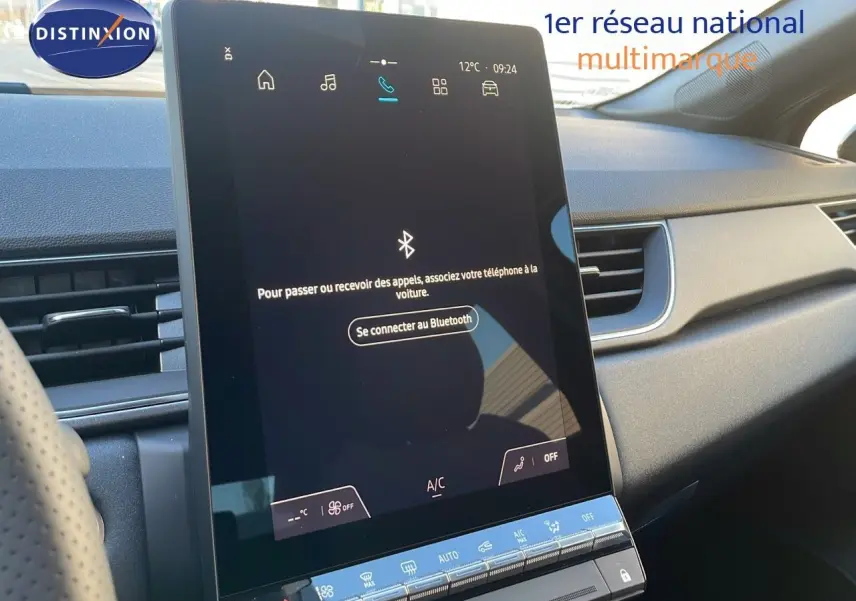 Écran tactile central du tableau de bord du Renault Captur E-Tech Hybrid 2025, avec interface Bluetooth visible.