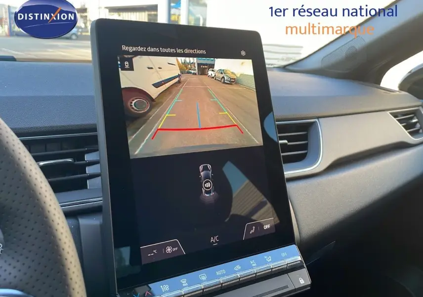 Écran central tactile affichant la caméra de recul dans l’habitacle du Renault Captur gris Cassiopée 2025.