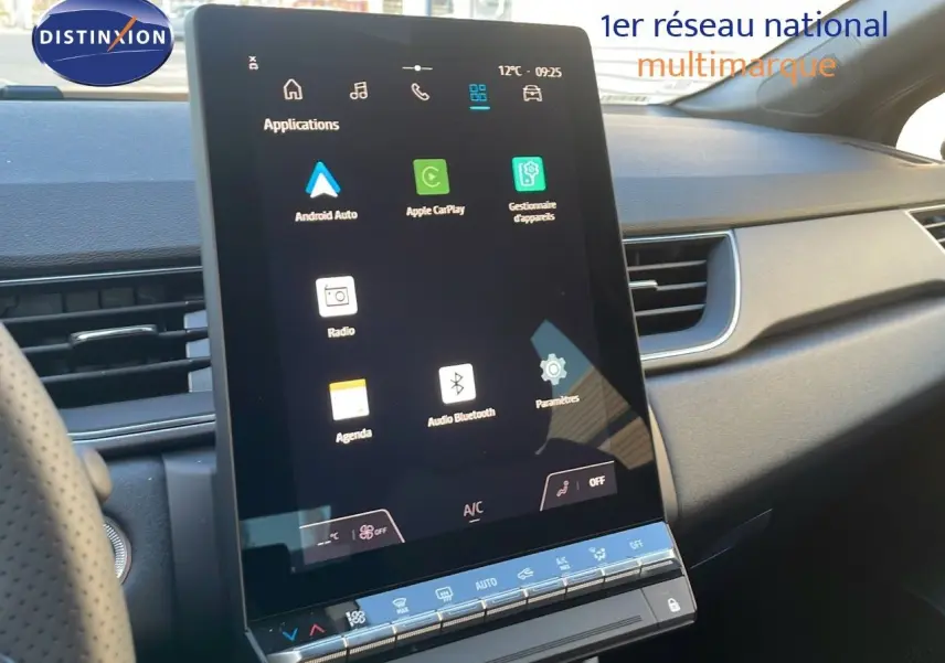 Vue rapprochée de l’écran tactile central du Renault Captur gris Cassiopée, affichant les applications connectées.