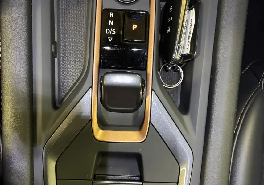 Gros plan sur la console centrale noire et bronze du CUPRA Formentor 2024 avec levier de vitesse automatique et clé.