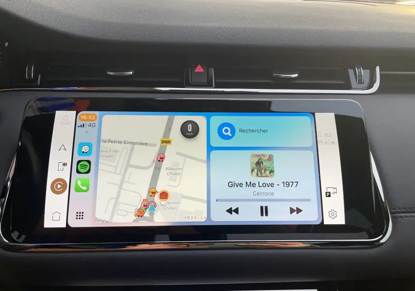 Écran tactile central du Range Rover Evoque 200D SE R-Dynamic 2021 en Eiger Grey, affichant navigation, téléphone et média.