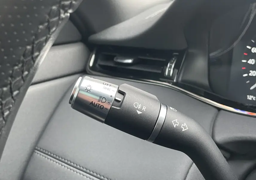 Gros plan sur le bouton Start/Stop du moteur dans l’habitacle noir du Range Rover Evoque 2021 Eiger Grey.