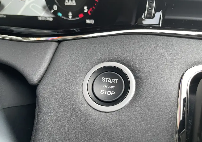 Vue rapprochée de l'écran tactile intérieur du Range Rover Evoque 2021, affichant le réglage du siège chauffant côté gauche.