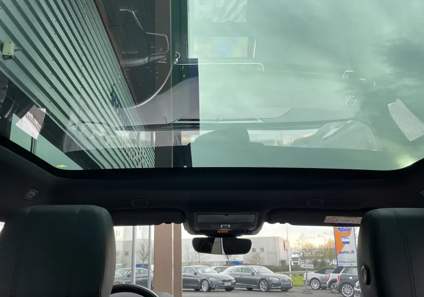 Écran tactile intérieur du Range Rover Evoque 200D SE R-Dynamic en Eiger Grey, affichant le programme confort et réglages climatisation.