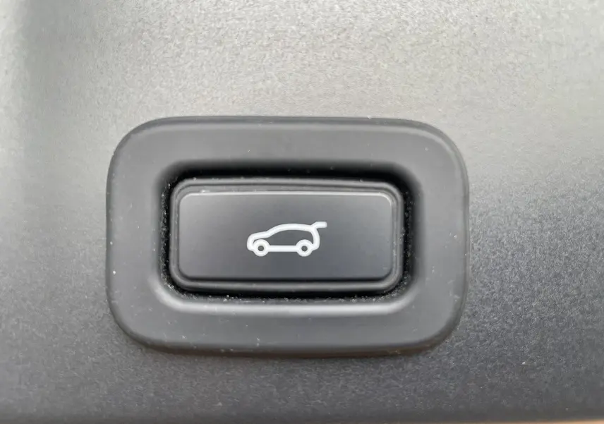 Écran tactile de la console centrale du Range Rover Evoque 200D SE R-Dynamic, affichant la climatisation et sièges chauffants.