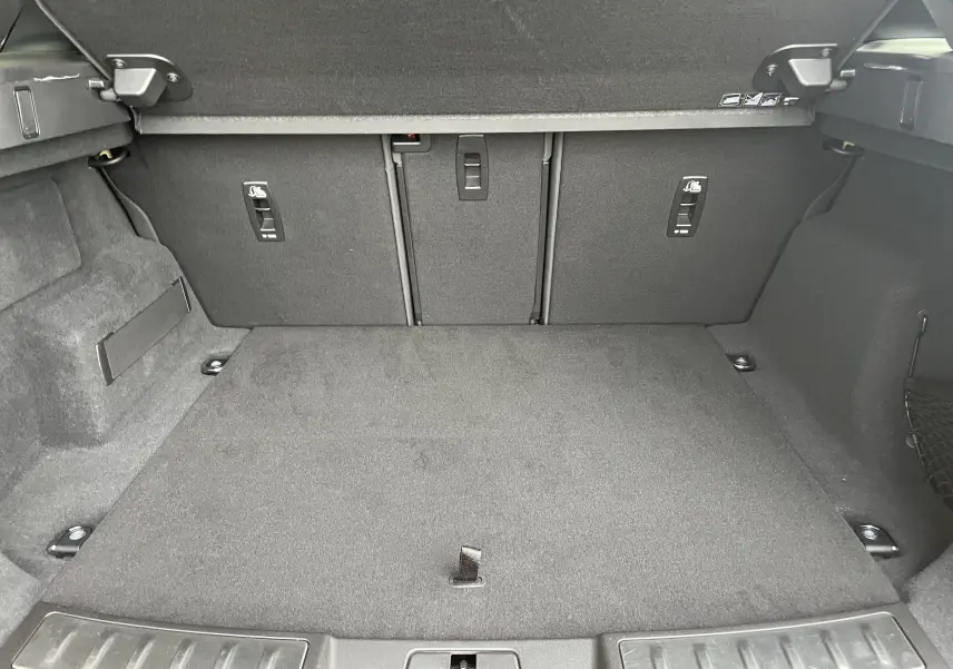 Vue rapprochée de l'écran tactile central du Range Rover Evoque 200D SE R-Dynamic 2021, affichant navigation et musique.