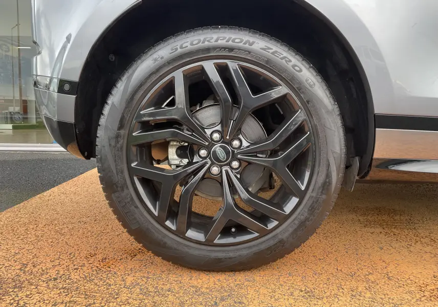 Vue rapprochée de l'écran tactile central du Range Rover Evoque 200D SE R-Dynamic avec navigation affichée.