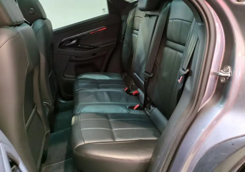 Vue intérieure côté gauche du Range Rover Evoque 200D SE R-Dynamic 2021, sièges cuir noir et tableau de bord moderne.