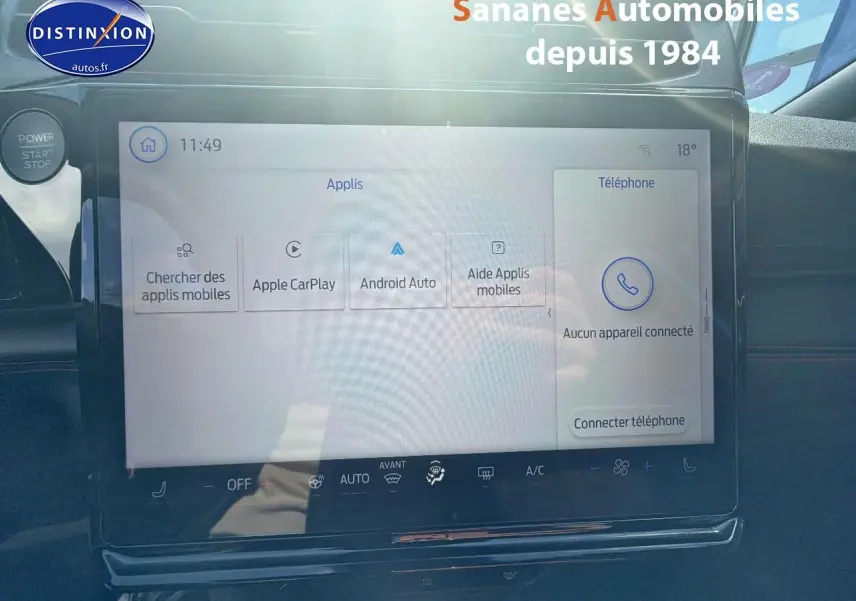 Écran tactile central du tableau de bord du Ford Puma 2025, affichant les options Apple CarPlay et Android Auto.