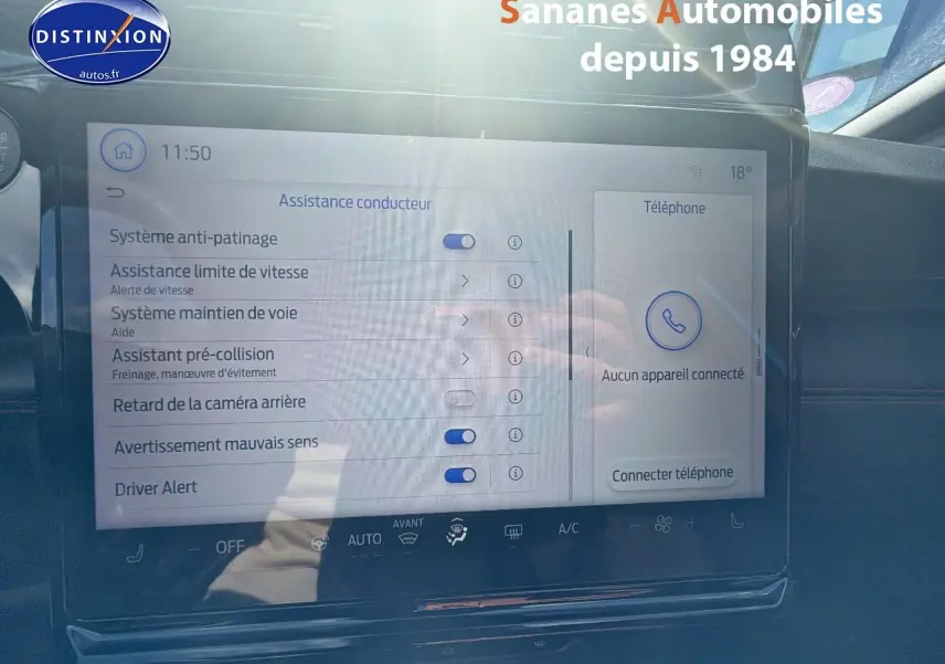 Vue intérieure sur l'écran tactile central du Ford Puma 2025 bleu, affichant les aides à la conduite et connectivité téléphone.