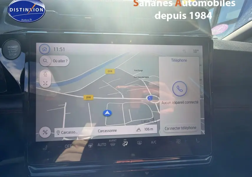 Écran tactile central du Ford Puma 2025 bleu, affichant la navigation avec interface moderne et commandes climatisation intégrées.