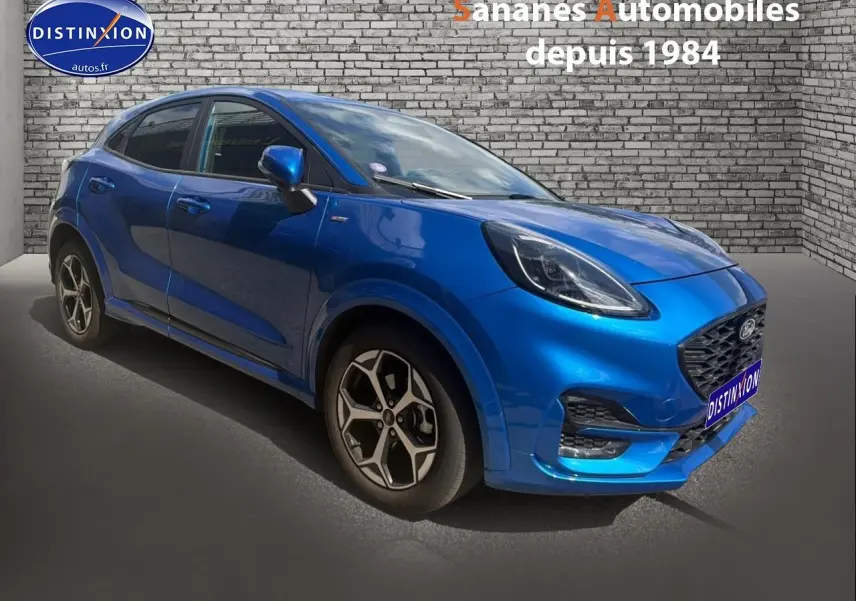 Ford Puma bleu 3/4 avant droit avec jantes alliage 17 pouces et kit carrosserie ST-Line visible.