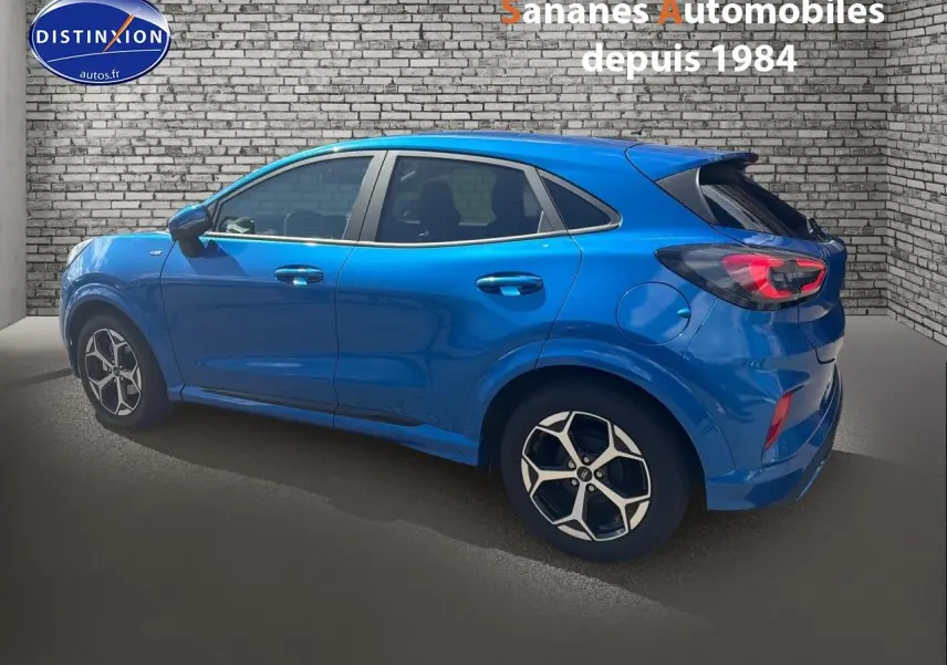 Ford Puma bleu vue de profil côté gauche, jantes alliage 17 pouces et vitres arrière surteintées.
