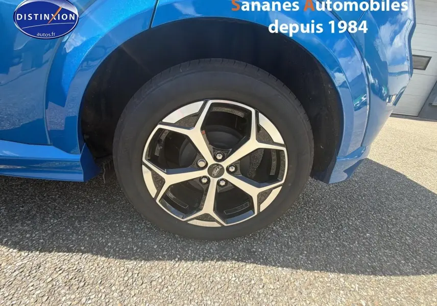 Gros plan sur la roue avant gauche du Ford Puma bleu avec jante alliage 17 pouces ST-Line au soleil.