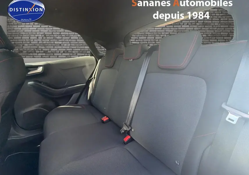 Banquette arrière en tissu noir avec surpiqûres rouges dans un Ford Puma 2025, vue côté droit intérieur.