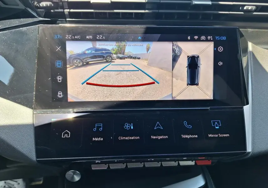 Vue rapprochée de l’écran tactile intérieur du Peugeot 308 Hybrid 145 e-DCS6 GT noir avec caméra de recul affichée.