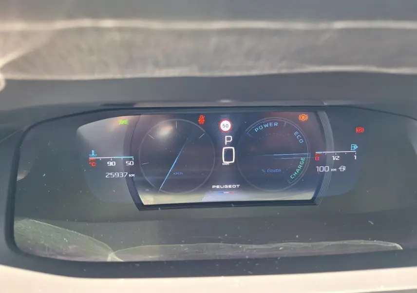 Vue rapprochée du cockpit numérique du Peugeot 308 Hybrid 145 e-DCS6 GT, affichage digital clair et moderne.