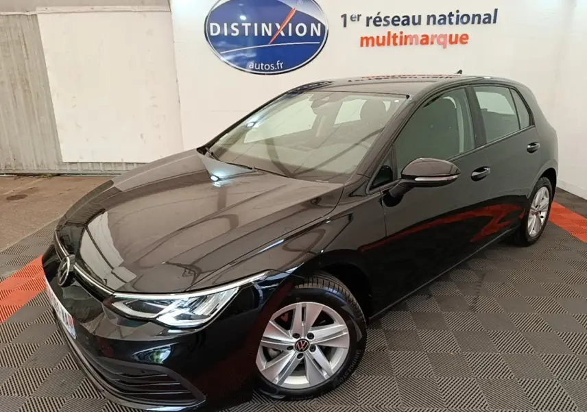 Volkswagen Golf 2.0 TDI noire vue 3/4 avant droit, avec phares LED et jantes alliage argentées.