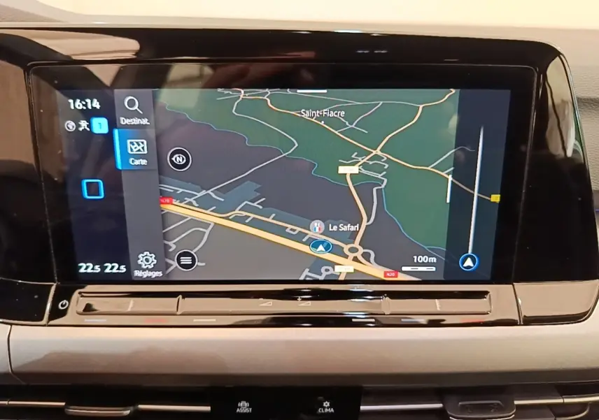 Écran tactile central de navigation 10 pouces dans l'habitacle de la Volkswagen Golf noire 2023.