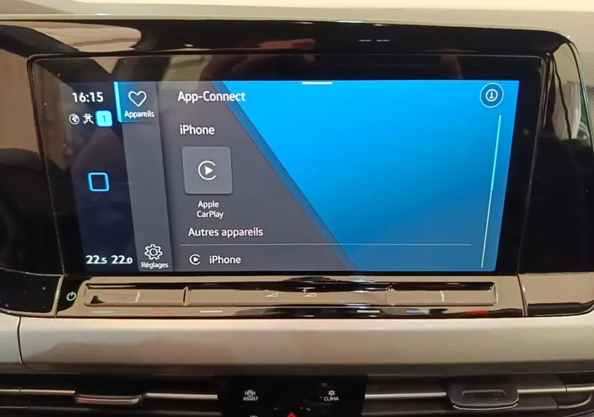 Écran tactile central de la Volkswagen Golf 2.0 TDI noire, affichant la connexion Apple CarPlay.