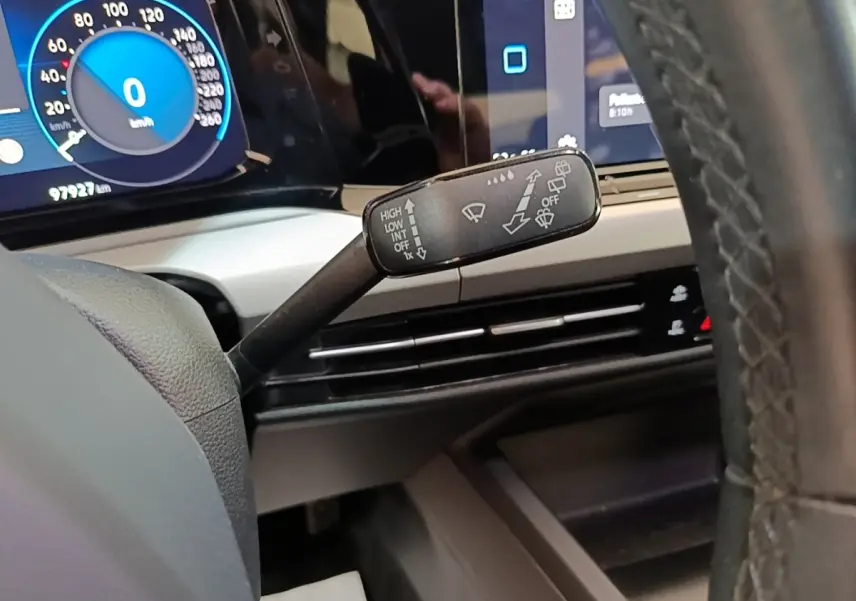 Gros plan sur la commande d’essuie-glace côté gauche du tableau de bord noir de la Volkswagen Golf 2023.