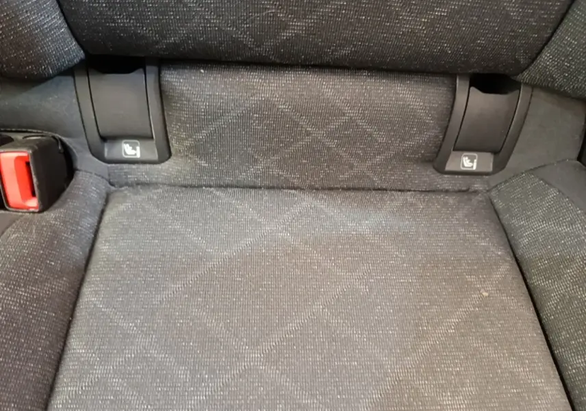 Détail de la banquette arrière noire de la Volkswagen Golf 2023 avec fixation Isofix visible.