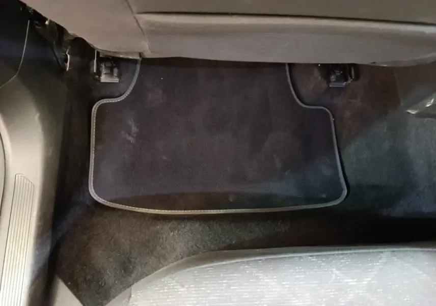 Vue rapprochée du tapis de sol noir côté passager avant de la Volkswagen Golf 2.0 TDI SCR 116 DSG Life Plus 2023.