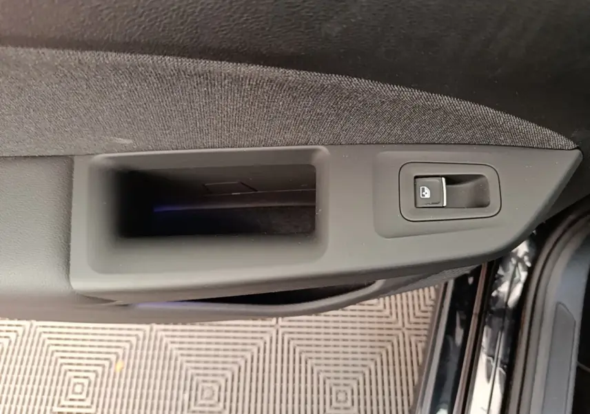 Détail de la poignée intérieure côté gauche de la porte noire d'une Volkswagen Golf 2.0 TDI 2023.