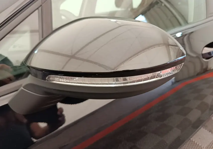 Rétroviseur côté conducteur noir brillant de la Volkswagen Golf 2.0 TDI SCR 116 DSG Life Plus 2023.