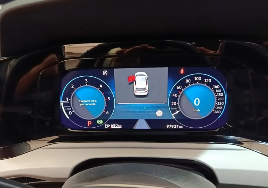 Tableau de bord numérique de Volkswagen Golf noir 2023, affichage multi-fonctions avec compte-tours et vitesse à 0 km/h.