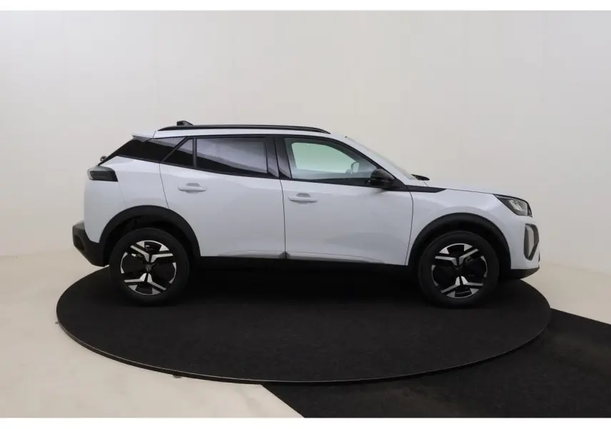 Peugeot 2008 blanc Okenite vue de profil côté gauche, avec barres de toit noires et jantes stylisées.
