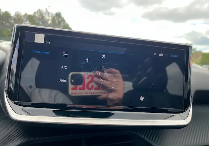 Écran tactile central de la Peugeot 2008 1.2i Turbo Allure 2026 affichant les commandes de climatisation.