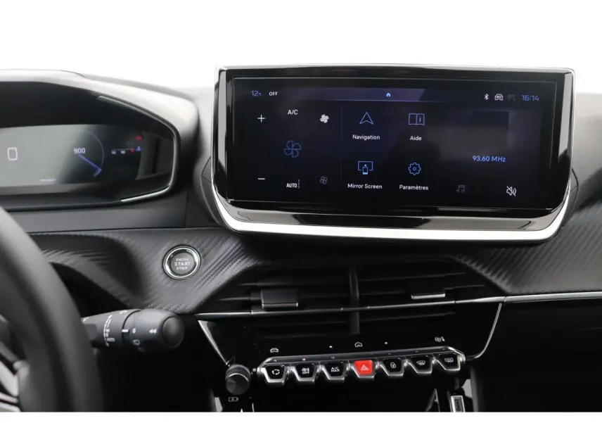 Tableau de bord du Peugeot 2008 blanc Okenite 2026, vue centrée sur l'écran tactile 10 pouces et les commandes piano noires.