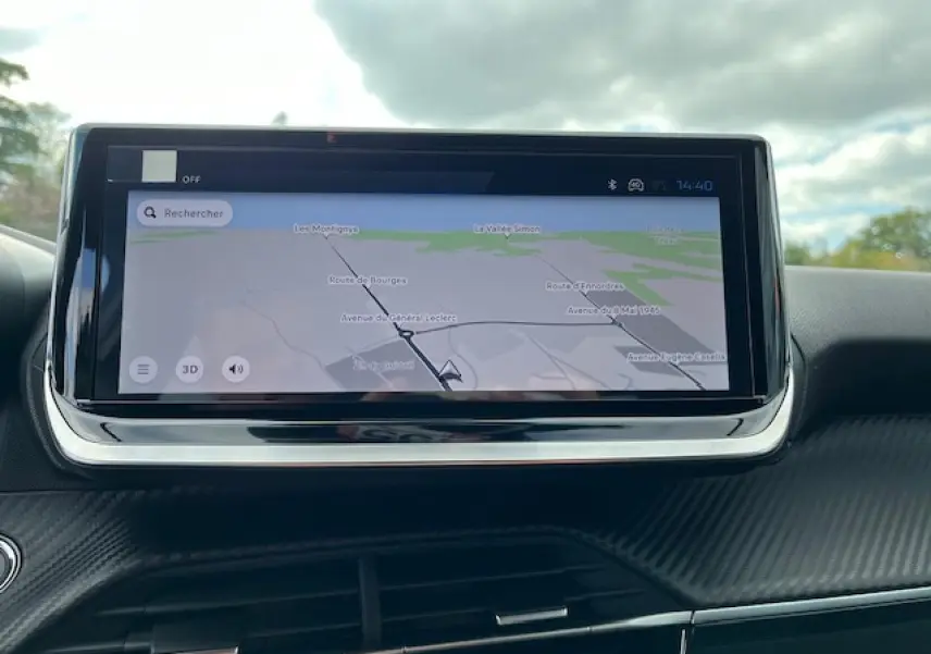 Écran tactile 10 pouces du système de navigation 3D de la Peugeot 2008 Allure, tableau de bord noir avec finition carbone.
