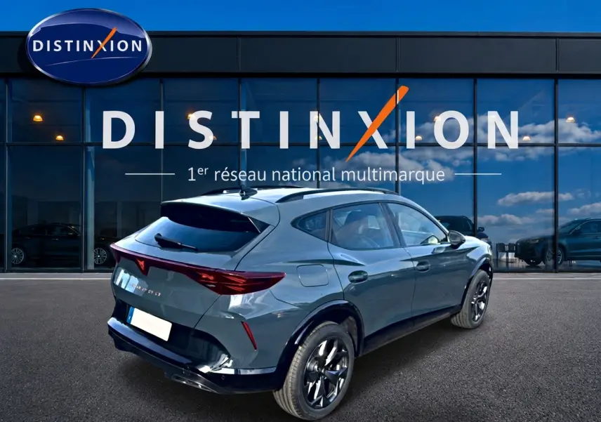 Vue 3/4 arrière droite d'un CUPRA Formentor bleu fjord avec jantes noires et feux arrière LED distinctifs.