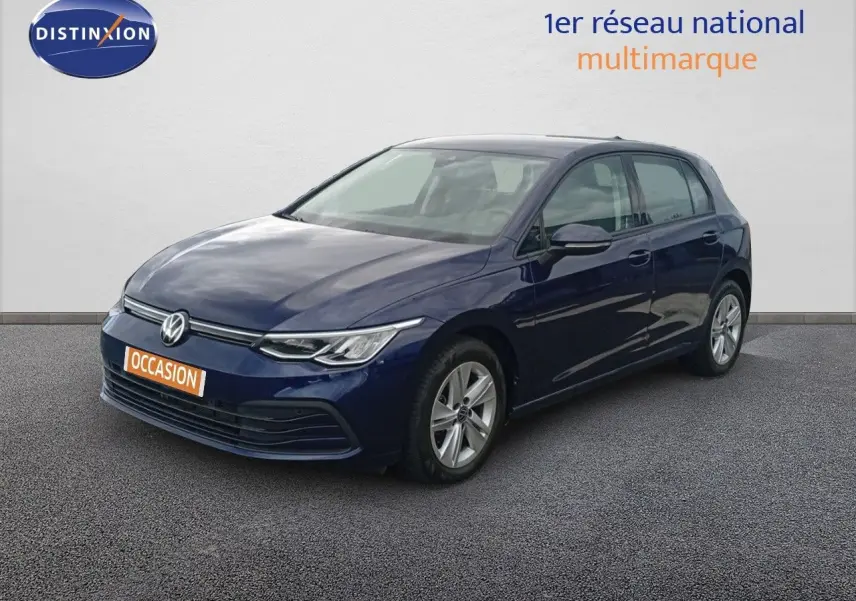 Volkswagen Golf VIII bleu Atlantique métal vue 3/4 avant droit sur sol gris devant un mur blanc.