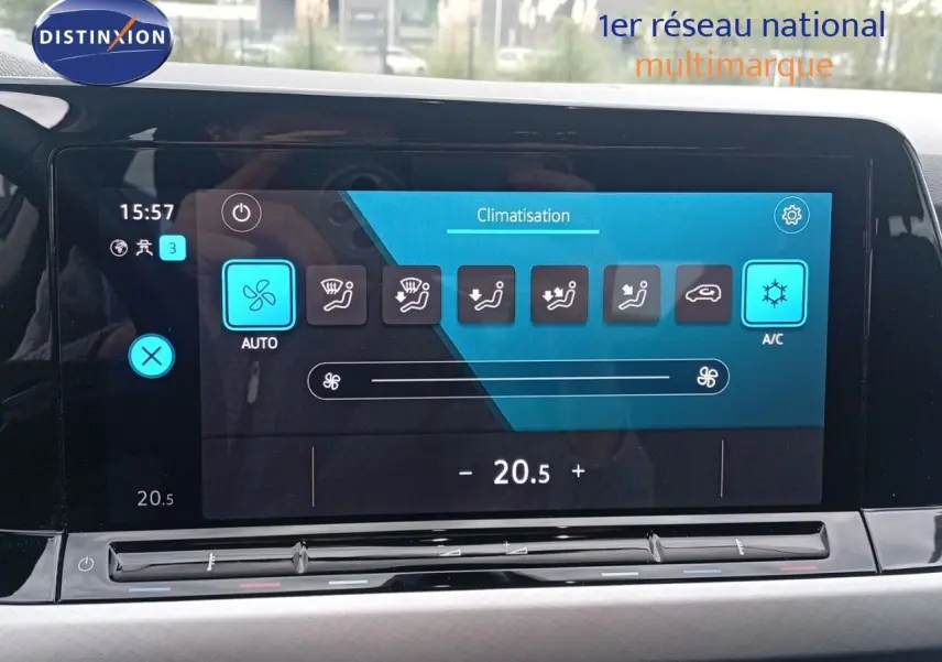 Écran tactile central de la Volkswagen Golf VIII bleu Atlantique, affichant la climatisation réglée à 20,5°C en mode automatique.