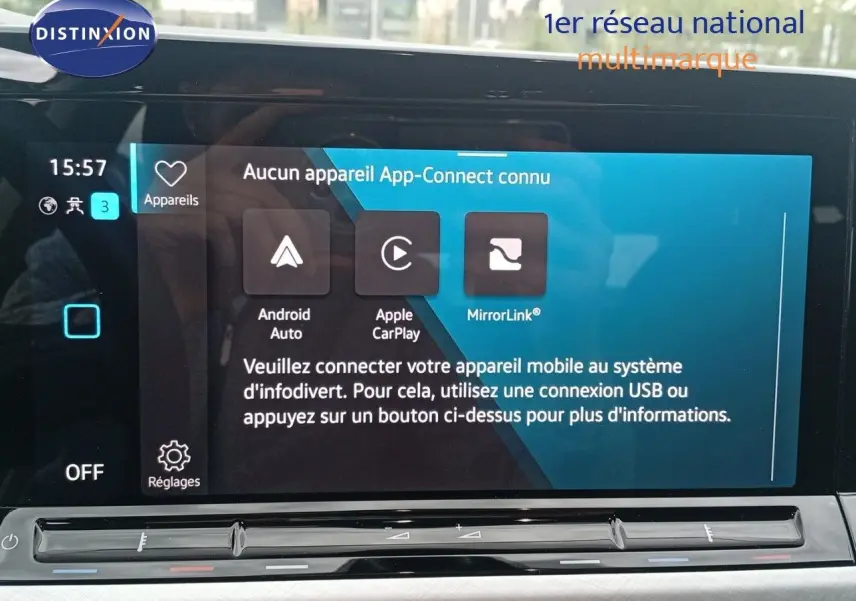 Écran tactile central de la Volkswagen Golf VIII 2023 affichant les options Android Auto, Apple CarPlay et MirrorLink.