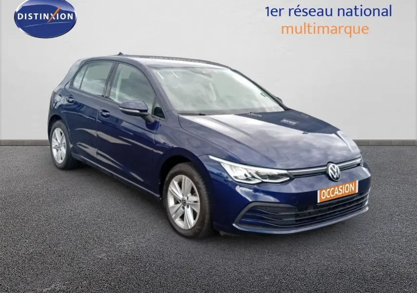 Volkswagen Golf VIII bleu Atlantique métal vue 3/4 avant droit avec jantes alliage et calandre moderne.