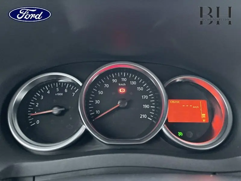 Tableau de bord du Dacia Lodgy 2020 avec compte-tours, compteur de vitesse et écran digital rouge affichant le régulateur de vitesse.