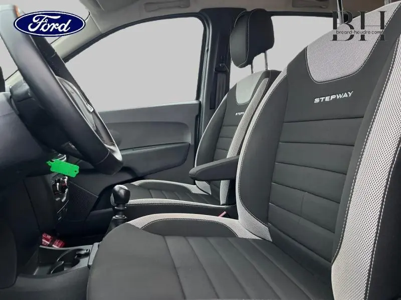 Vue intérieure côté conducteur du Dacia Lodgy Stepway 2020, sièges noirs et gris avec logo Stepway brodé.