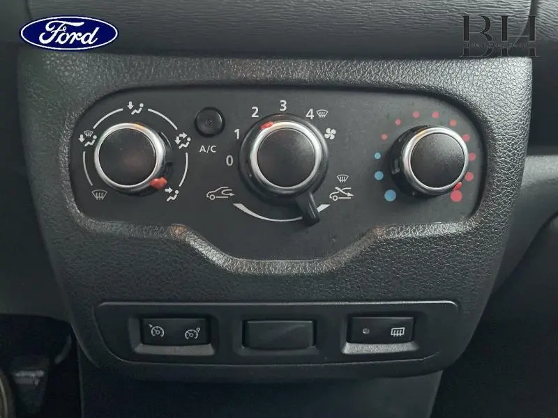 Panneau de commandes de climatisation et chauffage du Dacia Lodgy gris Comète, vue rapprochée intérieure.