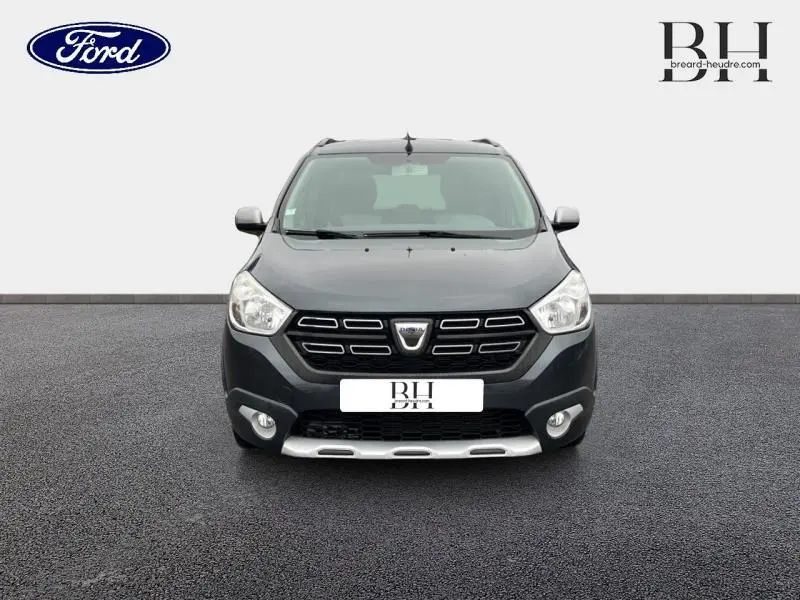 Vue frontale d'un Dacia Lodgy Stepway gris Comète avec calandre noire et bouclier avant couleur caisse.