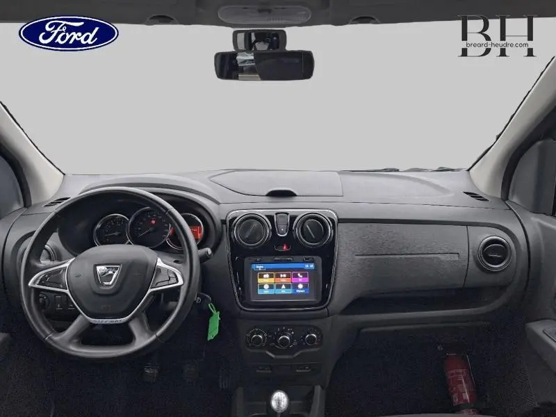 Vue frontale de l'habitacle du Dacia Lodgy gris, montrant le volant multifonction et l'écran tactile central.