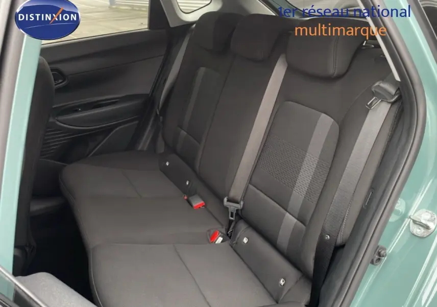 Vue intérieure côté droit montrant les sièges arrière en tissu noir d'une Hyundai i20 2025 vert mangrove métallisé.